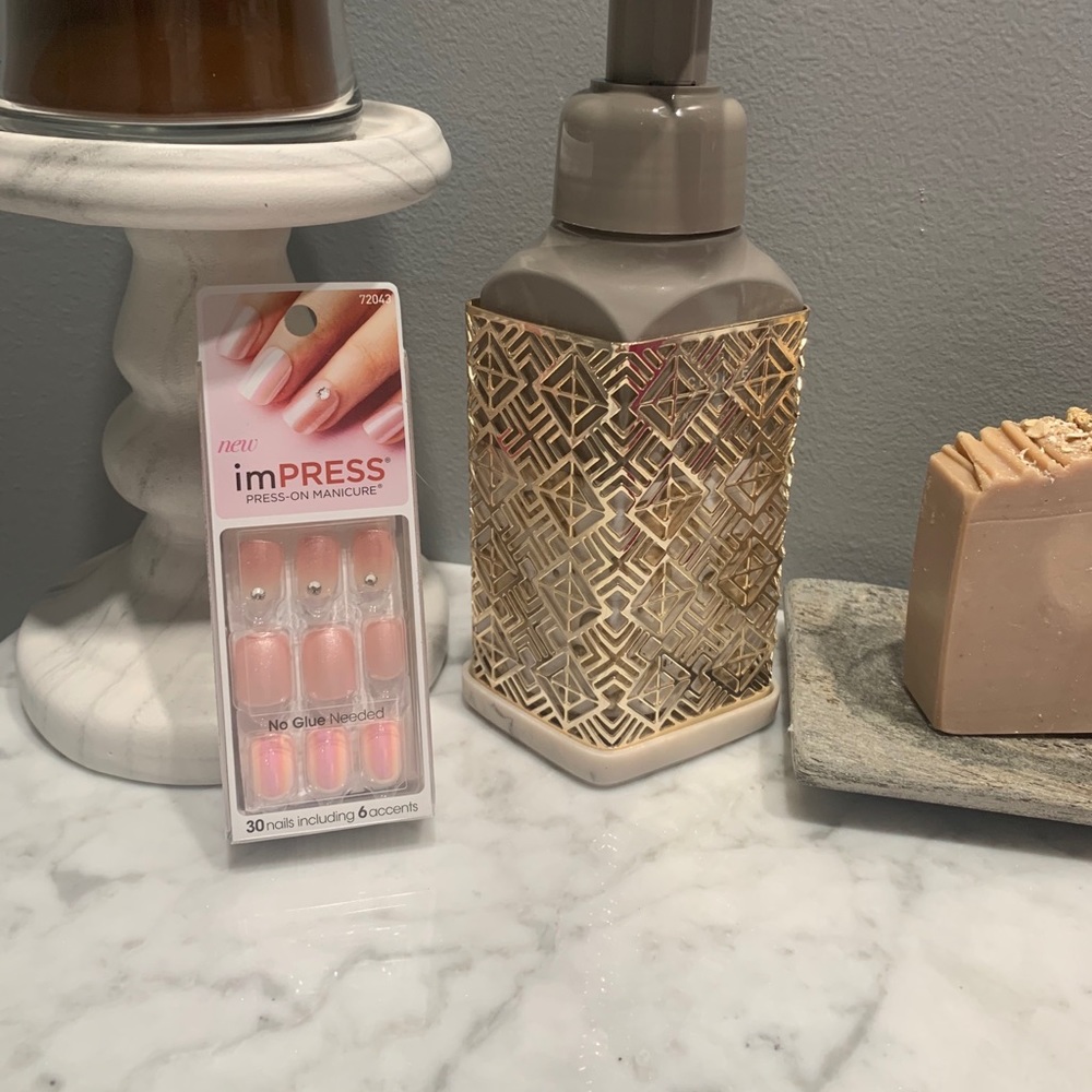 Press on nails